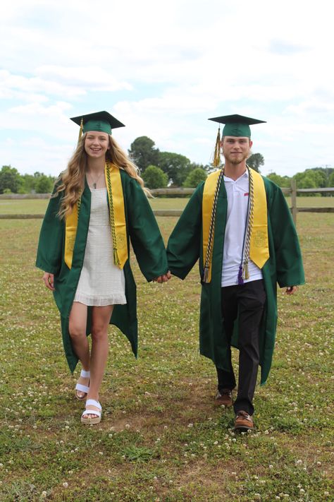 Superman Poses, Cap And Gown Pics, Graduation Photoshoot Ideas, Gown Pictures, Graduation Pics, Boyfriend And Girlfriend, Senior Photo Ideas, Graduation Photoshoot, Cap And Gown