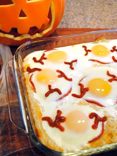 Baked eyeball eggs - It looks creepy, but it tastes delicious, which is an important criteria for any meal, Halloween or not. Besides, who ever turned down a breakfast casserole with hash browns, cheese, Canadian bacon, and eggs? Scary Halloween Food, Pumpkin Spice Pancakes, Halloween Breakfast, How To Make Pumpkin, Halloween Snacks, Halloween Food For Party, Halloween Recipes, Breakfast Casserole, Easy Halloween