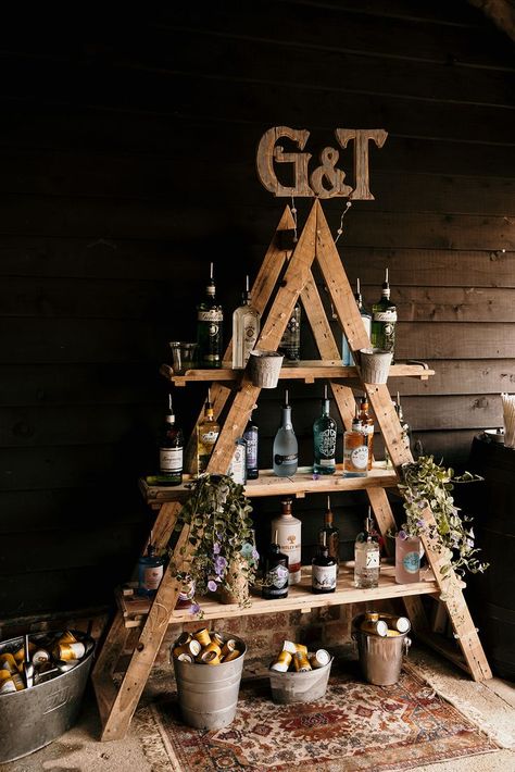 Wooden G&T Bar at Rustic Wedding Gin Station Wedding, Rum Bar Wedding, Gin Bar Wedding Ideas, Whisky Bar Wedding, Whiskey Bar Wedding Ideas, Diy Bar Wedding Set Up, Gin Party Ideas Decor, Wedding Liquor Bar, Gin Station Ideas