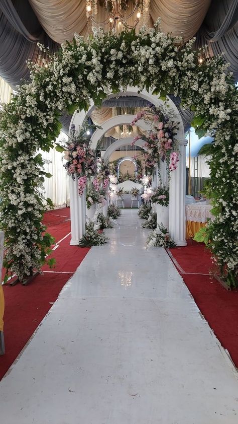 Akad Decoration, Wedding Cake Chinese, Pelaminan Modern, Wedding Gate, Wedding Church Decor, Brides Room, Traditional Wedding Cakes, Wedding Stage Design, Wedding Backdrop Design