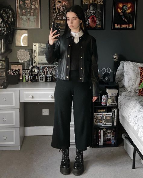 Gen Z Goth Fashion, Dark Semi Formal Outfit, Dark Monochrome Outfit, Grunge All Black Outfit, Alternative Job Interview Outfit, Business Punk Outfit, Sarah Bailey Outfits, Corporate Grunge Aesthetic, Business Punk Fashion