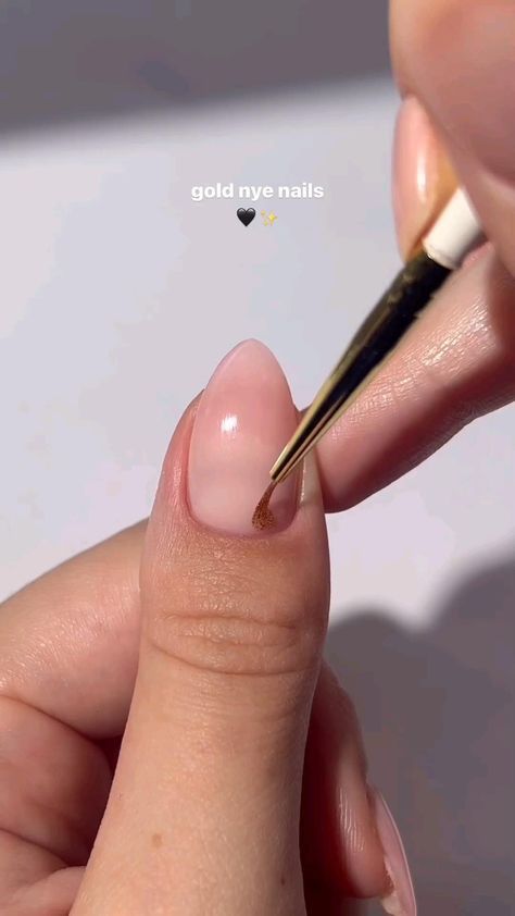 Puffy Wallpaper, Golden Nail Art, Shellac Nail Designs, Quick Nail Art, Paint Nail, Colour Fashion, Nail Art Designs Images, Beauty Hacks Nails, Art Deco Nails