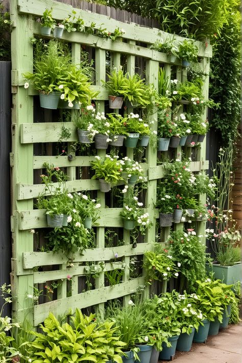 Best 15 DIY Garden Fence Ideas [Cheap & Easy To Make] Garden Fence Ideas Cheap, Diy Garden Fence Ideas, Corrugated Metal Fence, Vinyl Picket Fence, Types Of Succulents Plants, Vegetable Garden Ideas, Garden Fence Ideas, Fence Options, Diy Garden Fence