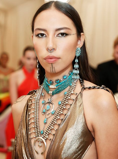 Quannah Chasinghorse Is The Breakout Star Of Last Night’s Met Gala https://trib.al/iYr4iKo Indigenous Makeup, Quannah Chasinghorse, Gucci Westman, Helen Rose, Navajo Turquoise Jewelry, Gala Looks, Native Women, Josephine Baker, Face Tattoos