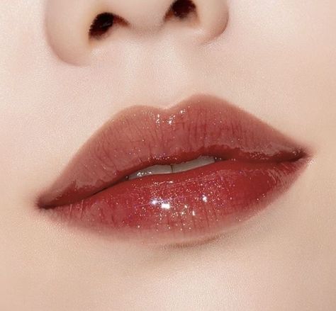 misshua Prom Lip Makeup, Prom Makeup Lips, Y2k Lips, Gloss Png, Maquillage On Fleek, Natural Prom Makeup, Metallic Lipstick, Face Art Makeup, Formal Makeup