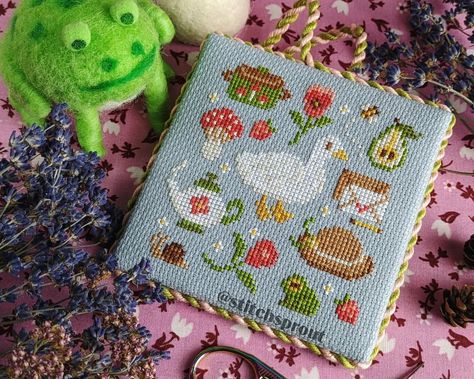 🍓🪿🌱🧺 𝘊𝘰𝘵𝘵𝘢𝘨𝘦𝘤𝘰𝘳𝘦 𝘉𝘰𝘹 𝘙𝘦𝘷𝘦𝘢𝘭 🧺🌱🪿🍓 Yey!!! I can finally share my design I made for @starstitchery Cottagecore Box ✨🎉 This was such a treat to stitch & design as I am just loving all of these mossy greens and sweet reds right now!! 🥰 (It'll be available as a stand alone pattern later this year!) Bag Cross Stitch, Cottagecore Cross Stitch, Stitch Box, Sampler Cross Stitch, Beaded Cross Stitch, Box Patterns, Cute Cross Stitch, Cross Stitch Rose, Craft Club