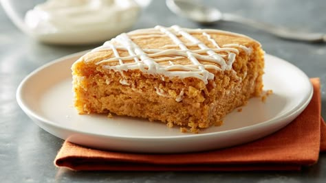 This 5-ingredient pumpkin dump cake is ridiculously easy to throw together and uses common pantry items you probably already have on hand. We’ll be making this all fall long! Pudding Dump Cake, Pumpkin Dump, Betty Crocker Cake, Dump Cake Pumpkin, Pumpkin Pudding, Pumpkin Pie Mix, Dump Cake Recipes, Dump Cake, Cake Mix Recipes