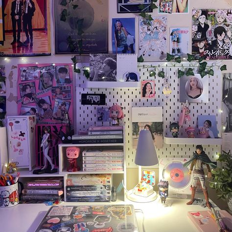 kpop anime room decor desk inspo K Pop Desk Ideas, Anime Desk Decor, Desk Anime, Anime Desk Ideas, Kpop Anime Room Ideas, Anime Desk Setup, Kpop Desk Aesthetic, Anime Desk, Kpop Desk Setup