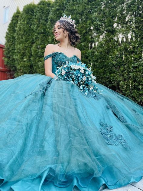 Quince Outside, Aqua Quinceanera Dresses, Blue Quince Dress, Quince Gifts, Turquoise Quinceanera Dresses, Xv Dresses, Sweet 15 Party Ideas Quinceanera, Quinceanera Themes Dresses, Quinceñera Dresses