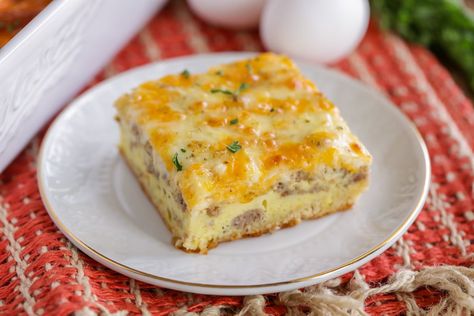 Crescent roll breakfast casserole is savory and cheesy. It is easy to assemble and bakes in under 30 minutes! Breakfast Casserole Crescent Roll, Breakfast Casserole With Crescent, Breakfast Casserole With Crescent Rolls, Casserole With Crescent Rolls, Easter Brunch Casserole, Crescent Roll Breakfast, Easter Pastries, Easter Brunch Ideas, Crescent Roll Casserole