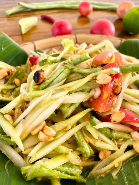 Thai Green Papaya Salad Recipe, Green Papaya Salad Recipe, Papaya Salad Recipe, Chili Paste Recipe, Asian Veggies, Juicy Food, Som Tum, Thai Salad Recipes, Easy Thai Recipes