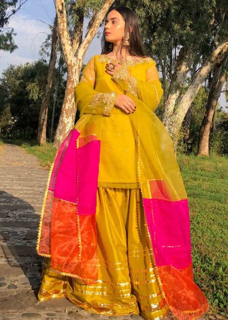 Chashni Taanka 002 - Laam Pakistani Haldi Dresses, Simple Mehndi Dresses, Haldi Dress Ideas, Haldi Outfit For Bride, Mehandi Outfit, Mehandi Outfits, Hairstyle Bride, Dabka Work, Haldi Ceremony Outfit