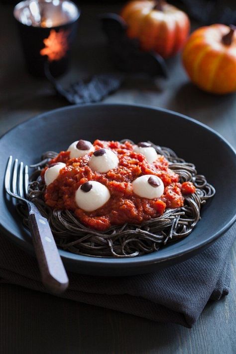 Eyeball Pasta Halloween, Eyeball Halloween Food, Halloween Pasta Recipes, Halloween Themed Pasta, Halloween Pasta Ideas, Eyeball Pasta, Halloween Desert Ideas, Halloween Meals For Party, Halloween Themed Food Dinner