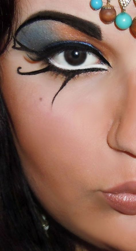 Egyptian make-up , Egyptian eyeliner, Egyptian costume , make-up tutorial, Egyptian eye , horus eye , eyeshadow, makeup tips Ancient Egypt Makeup, Ancient Egyptian Makeup, Egyptian Eyeliner, Egyptian Make Up, Egypt Makeup, Egyptian Eye Makeup, Cleopatra Makeup, Beautiful Halloween Makeup, Egypt Eye