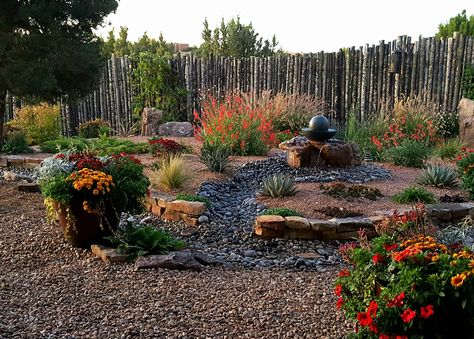 Santa Fe Patio Ideas, Santa Fe Courtyard Ideas, Santa Fe Landscape, Santa Fe Garden, Santa Fe Landscaping Ideas, New Mexico Landscape Ideas, New Mexico Landscaping, Natural Fences, Southwest Landscaping