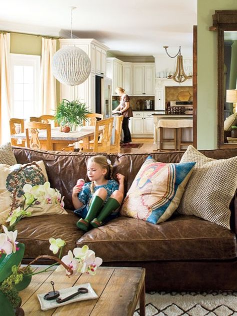 Leather Couches Living Room, Brown Leather Couch, Brown Couch, Brown Leather Sofa, Deco Boheme, Brown Living Room, Leather Couch, Design Del Prodotto, Leather Furniture