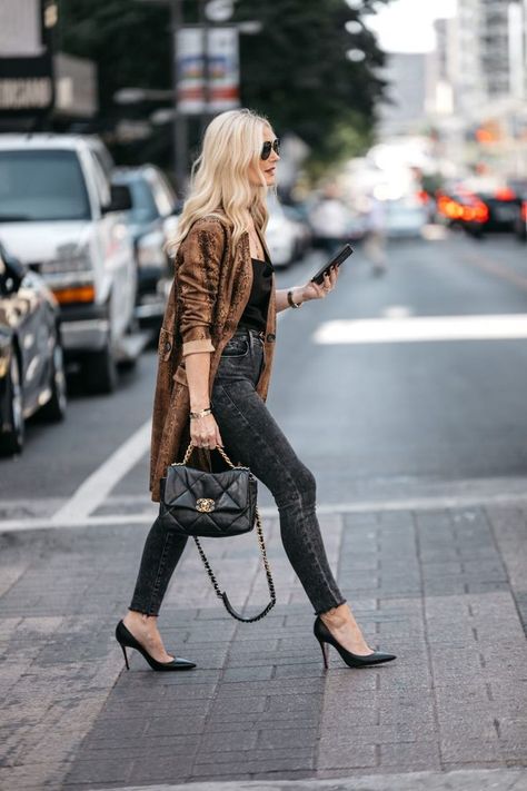 Chanel handbag outfit Black Handbag Outfit, Black Bag Outfit, Chanel Bag Outfit, Edgy Jeans, Chanel 19 Bag, Purse Outfit, Chanel 19, Bag Chanel, Handbag Outfit