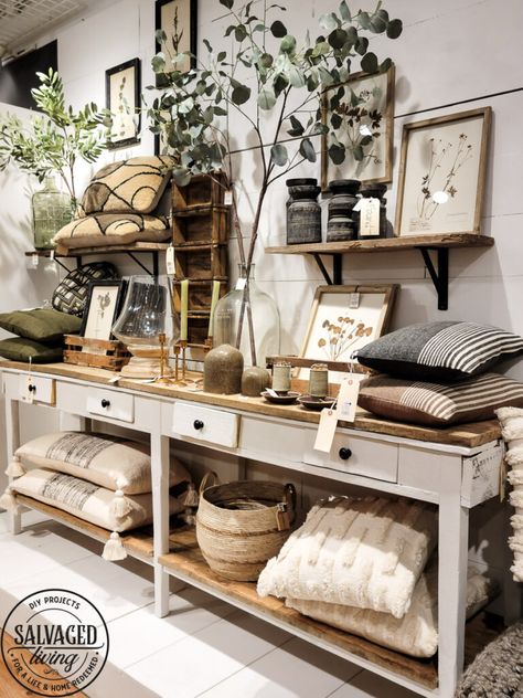 Spring Cabin Decor, Home Decor Shop Ideas, Boutique Retail Design, Marketing Display Ideas, Spring Retail Display, Spring Displays Retail, Retail Wall Display Ideas, Retail Table Display, Rustic Store Displays