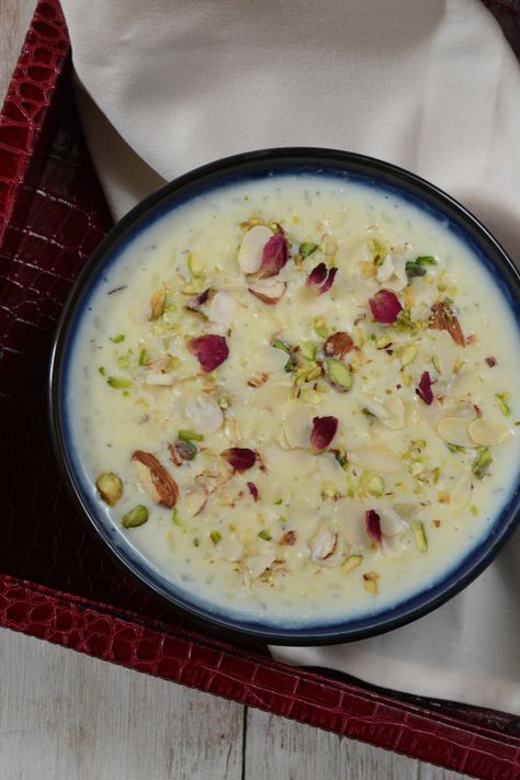 Chawal Ki Kheer is a milk based sweet and this rich, creamy dish is the perfect way to finish the meal. The ingredients are usually available in most kitchens. Sabudana Kheer, Phirni Recipe, Payasam Recipe, Indian Rice Pudding, Rice Kheer, Kheer Recipe, Indian Dessert Recipes, Filipino Food, Indian Desserts