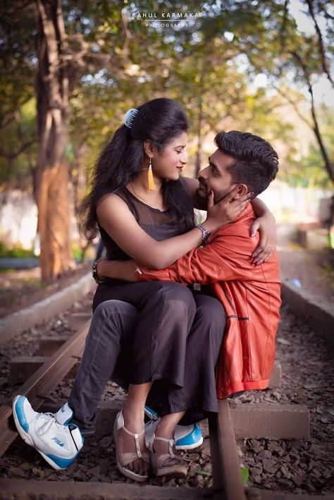 Lovers Photoshoot Poses, Priweding Photos, Love Story Pic, Lovers Photoshoot, Lover Pic, Lover Photoshoot, Love Story Photo, Couple Photoshoot Outfits, Instagram Couples