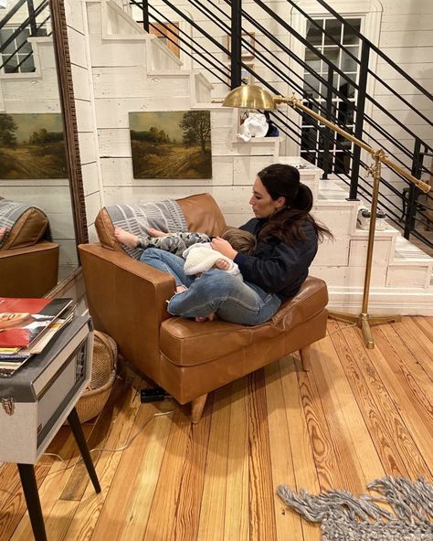 Where Do Chip and Joanna Gaines Live? Photos of Waco Home Stile Joanna Gaines, Joanna Gaines Instagram, Joanna Gaines Bedroom, Joanna Gaines Bathroom, Joanna Gaines Living Room, Living Room Joanna Gaines, Joanna Gaines Kitchen, Joanna Gaines Design, Joanna Gaines Paint Colors