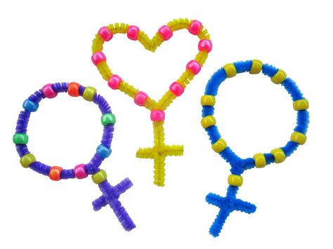 Easy rosary craft for Catholic kids- all you need are beads and pipe cleaners! Rosary Craft, Ccd Crafts, Catholic Icing, Catholic Schools Week, Catholic Crafts, Religious Crafts, Pipe Cleaner Crafts, Faith Formation, Catholic Kids