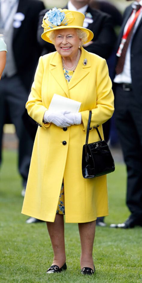 Queen Elizabeth Ii Reign, The Queen Of England, Rainha Elizabeth Ii, Millennials Fashion, Reine Elizabeth, Yellow Coat, Style Royal, Estilo Real, Elisabeth Ii