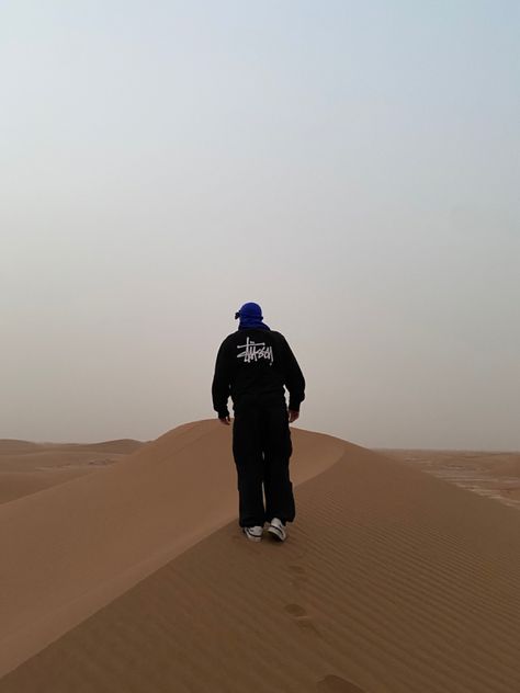 walking in the desert Desert Holiday Outfit, Desert Safari Outfit Dubai Men, Desert Pics Ideas, Desert Outfit Men, Dubai Desert Safari Outfit, Dubai Desert Outfit, Desert Safari Outfit, Sand Dunes Photoshoot, Dubai Photoshoot