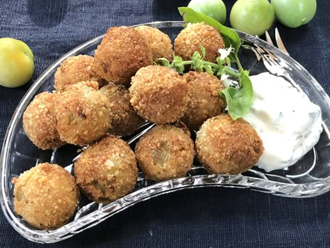 Fried Green Cherry Tomatoes Recipe, Green Cherry Tomatoes, Fried Green Tomatoes Recipe, Green Tomato Recipes, Cherry Tomato Recipes, Fried Tomatoes, Garden Tomatoes, Matzo Meal, Food World