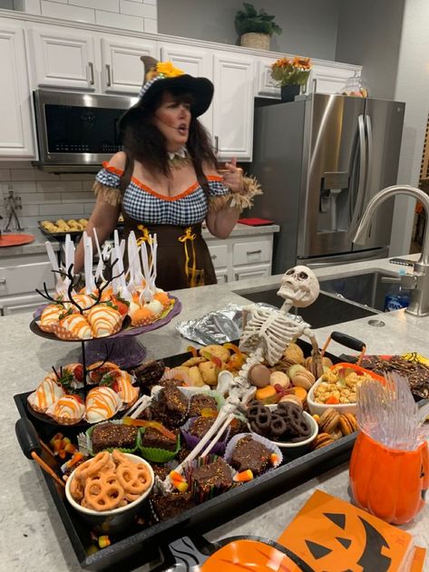 Hosting Halloween Party Ideas, Spooky Ghouls Night, Spooky Night With Friends Food, Aesthetic Halloween Birthday Party, Spooky Sleepover Aesthetic, Girls Halloween Night Ideas, Spooky Girls Night Snacks, Halloween Party Food Set Up, Halloween Party Ideas Decorations Table