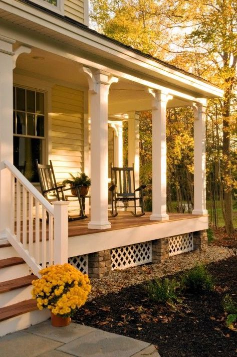 Open porch with rocking chairs. Porch Landscape, Farmers Porch, Traditional Porch, Porch Design Ideas, Simple Landscape, Front Porch Design, Casa Country, Farmhouse Front Porches, Porch Railing