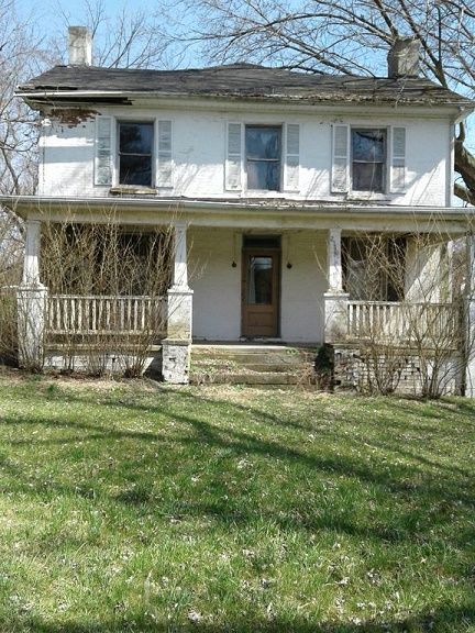 Old Kentucky farmhouse Hannah Coulter, Kentucky Homestead, Kentucky Farmhouse, Kentucky Home, Homestead House, Farm Houses, Old Farm Houses, Old Farmhouse, Old Farm