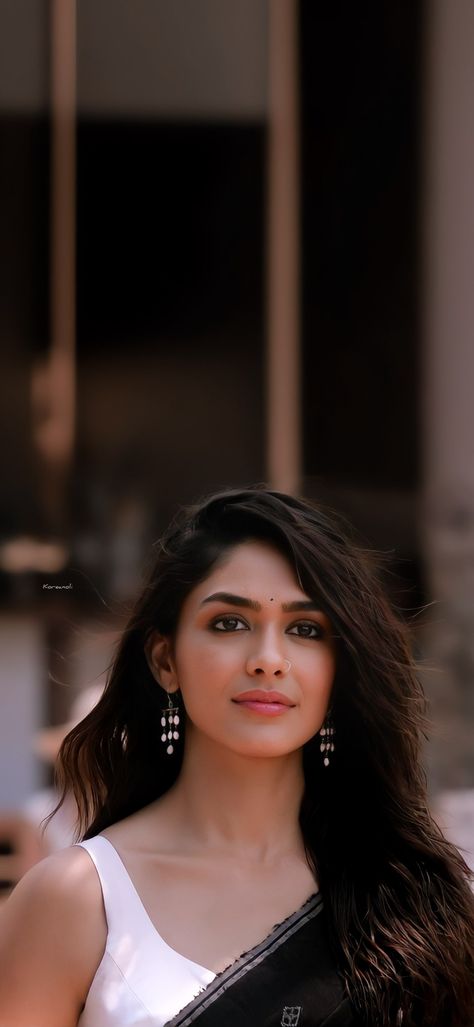 Hi Nanna Mrunal Thakur HD Retouch wallpaper Hair Style On Saree, Mrunal Thakur, Actress Hairstyles, Beautiful Eyes Pics, Celebrity Fashion Looks, Glamour Beauty, Face Photo, Inspirational Celebrities, Indian Actress Hot Pics