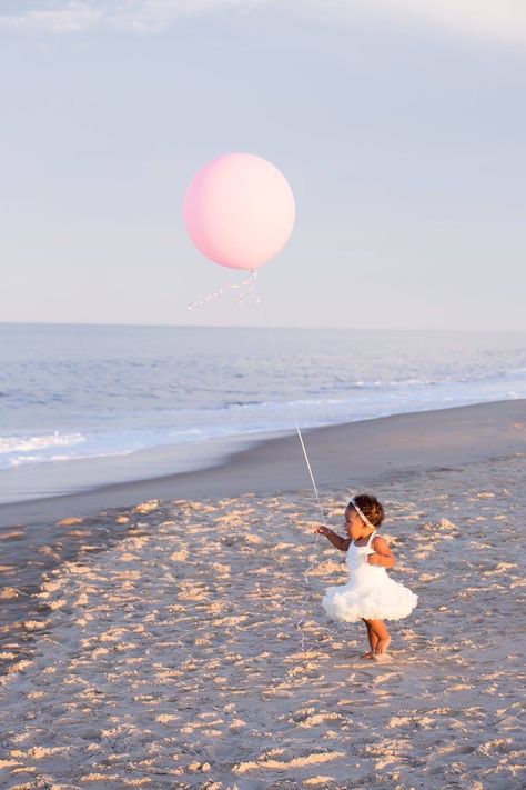 1 Year Beach Photoshoot, One Year Beach Photoshoot, 1st Birthday At The Beach, 2 Year Photoshoot, 2nd Birthday Beach Photo Shoot Ideas, First Birthday Girl Photoshooting, Beach Photography Birthday, First Birthday On Beach, First Birthday Beach Photoshoot