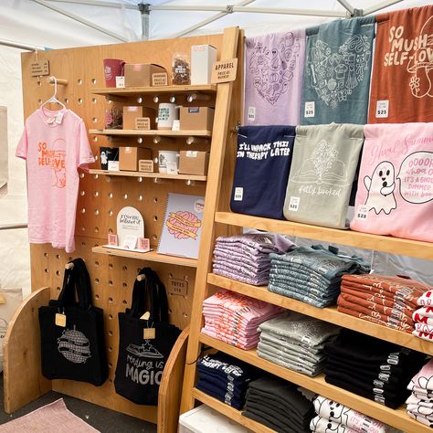 5 for 5! Today I'm sharing the 5 things that make my market booth set-up perfect, aside from cute products. :) Market Display Ideas, Clothing Booth Display, Booth Display Ideas Diy, Collapsible Shelves, Cake Balloons, Vendor Booth Display, T-shirt Display, Craft Fair Booth Display, Stand Feria