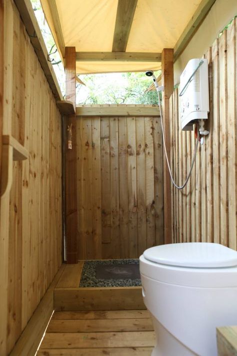 Glampotel Special Offer - The Glamping Show Off Grid Bathroom, Outdoor Toilet And Shower, Outdoor Shower Ideas, Outdoor Shower Enclosure, Camping Bathroom, Composting Toilets, Outdoor Bathroom Design, Outdoor Toilet, Shed Home