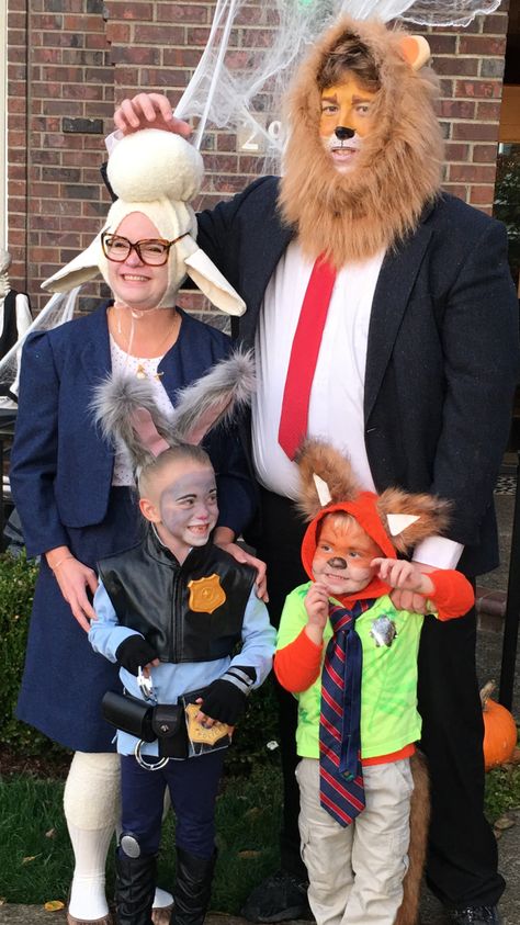 Zootopia costumes Judy Hopps Nick Wilde Bellwether Lionheart Nick Wilde Costume, Zootopia Costume, Judy Hopps Costume, Disney Family Costumes, Halloween Costume Awards, Twin Costumes, Disney Dress Up, Nick Wilde, Duo Halloween Costumes