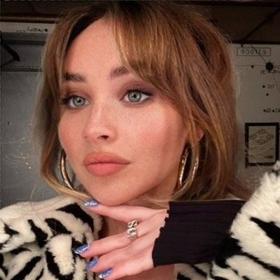 Sabrina Carpenter Brown Hair Sabrina Carpenter Haircut On Brown Hair, Sabrina Carpenter Hair Brunette, Sabrina Carpenter Bangs On Brown Hair, Sabrina Carpenter Hair Brown, Sabrina Carpenter Brown Hair, Brunette Sabrina Carpenter Hair, Sabrina Carpenter Hair, Dark Cherry Hair, Haircut Inspo