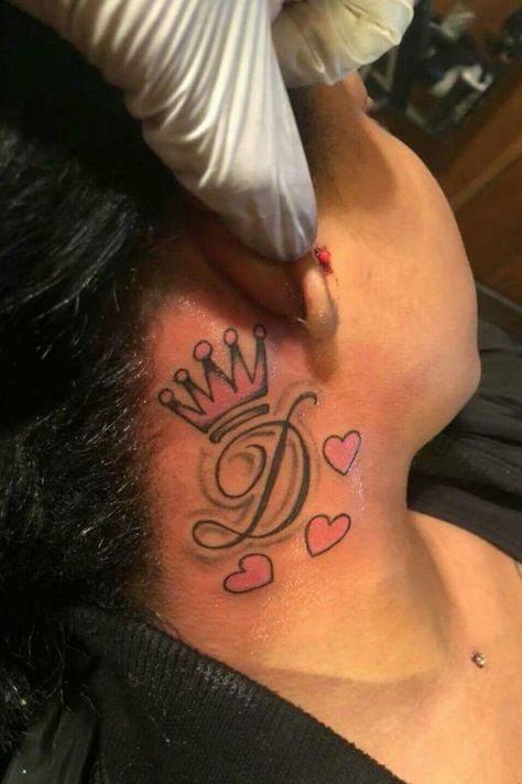 Name Tattoos On Neck, Girl Neck Tattoos, Cute Hand Tattoos, Neck Tattoos Women, Snakebites, Black Girls With Tattoos, Tattoos For Black Skin, Pretty Tattoos For Women, Dope Tattoos For Women