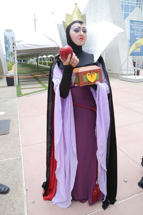 Pin for Later: 40 Disney Costume Ideas You'll Want to Steal From Comic-Con Evil Queen Evil Queen Costume Diy, Disney Costume Ideas, Adult Disney Costumes, Evil Queen Costume, Disney Costumes Diy, Disney Princess Cosplay, Disney Evil Queen, Carnaval Costume, Disney Costume