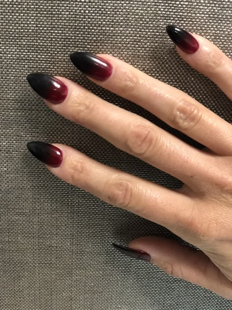 Simple Grunge Nails Acrylic, Gel Nails Ideas Short Goth, Punisher Nails Phoebe, One Hand Red One Hand Black Nails, Goth Nail Ideas Short, Twilight Inspired Nails, Vampire Nails Short, Short Vampire Nails, Goth Nails Simple