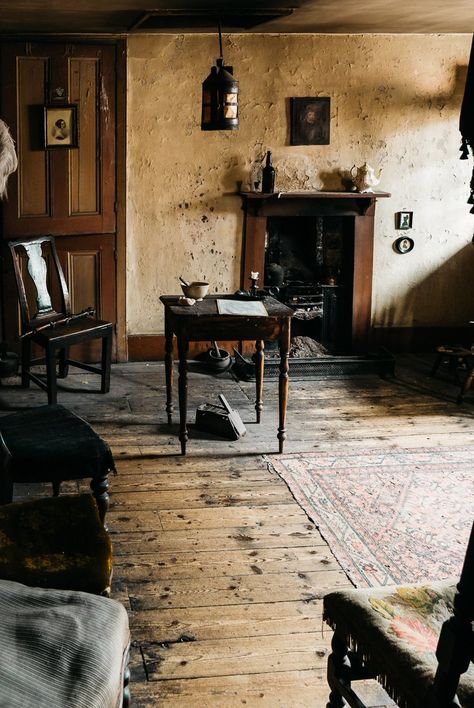 Old Vintage Interior, Rundown House Interior, Dennis Severs House, Old Wooden House, Sustainable Architecture House, Wabi Sabi Interior, Chris Rock, Cottage Interiors, House Inside