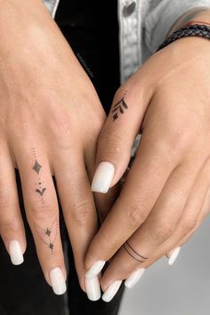 Toe Tattoos, Tato Minimal, Armband Tattoos, Finger Tats, Hand And Finger Tattoos, Pretty Hand Tattoos, Sharpie Tattoos, Small Pretty Tattoos, Small Tattoo Ideas