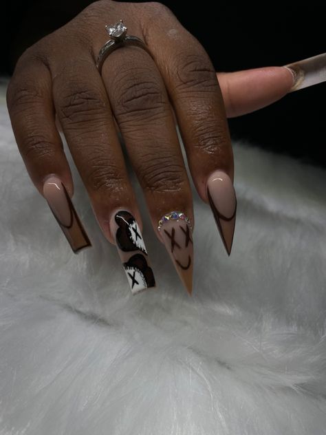 Nails With Kaws, Nail Sets Black Women, Brown Kaws Nails, Kaw Nails, Kaws Nails, Girls Nail Designs, December Nails, Sweater Nails, Brown Nails