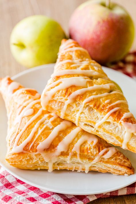 Back Flaky Apple Turnovers, Puff Pastry Apple Turnovers, Apple Turnovers With Puff Pastry, Apple Cinnamon Roll Bake, Apple Turnover Recipe, Apple Turnover, Portable Dessert, Apple Desserts Easy, Apple Puff Pastry