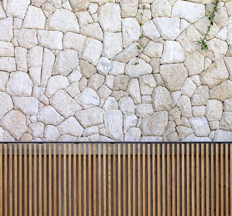 batu lombok sometimes known as coral stone #Cincelado Walled Courtyard, Cobble Stone, Casa Cook, Timber Screens, Casa Country, Stone Facade, Stone Cladding, Exterior Stone, Stone Feature