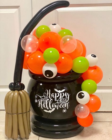 Halloween Balloon Cauldron, Halloween Balloon Tower, Balloon Cauldron, Balloon Halloween Decorations, Halloween Balloon Ideas, Halloween Balloon Decor, It Balloon, Halloween Balloons Decorations, Balloon Halloween