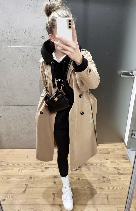 Cream Mac Outfit Trench Coats, Long Winter Coats Women Outfit, Trench Outfit Women, Outfit Kino, Beige Raincoat Outfit, Casual Trench Coat Outfit, Beige Trench Coat Outfit, Outfits Leggins, Trainers Outfit