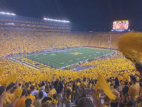 Michigan College Football, Football Tailgate Aesthetic, The Big House Michigan, Wvu Aesthetic, Umich Dorm, Tailgate Aesthetic, College Manifestations, Umich Aesthetic, University Of Michigan Campus