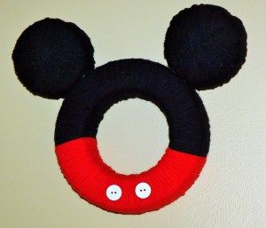 Mickey Halloween Wreath, Mickey Craft, Minnie Mouse Wreath, Diy Mickey Mouse, Mickey Mouse Classroom, Mickey Mouse Christmas Tree, Mickey Mouse Wreath, Mickey Wreath, Mickey Mouse Crafts